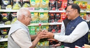 जब मुख्यमंत्री खुद बने ग्राहक : घरेलू सामान की शॉपिंग कर उठाया जीएसटी दरों में कटौती का लाभ…. जब मुख्यमंत्री खुद बने ग्राहक : घरेलू सामान की शॉपिंग कर उठाया जीएसटी दरों में कटौती का लाभ….