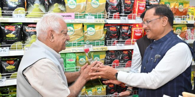 जब मुख्यमंत्री खुद बने ग्राहक : घरेलू सामान की शॉपिंग कर उठाया जीएसटी दरों में कटौती का लाभ….