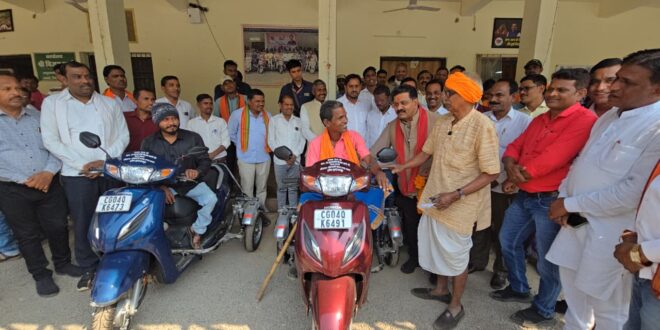 उपमुख्यमंत्री विजय शर्मा की तत्परता से दो दिव्यांगों को मिली स्कूटी: दिव्यांग धरम सिंह पटेल और उलख राम पटेल चेहरे पर लौटी मुस्कान….